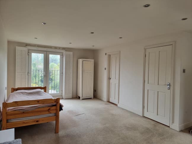 Large single +  en suite shower Mon/Fri Main Photo