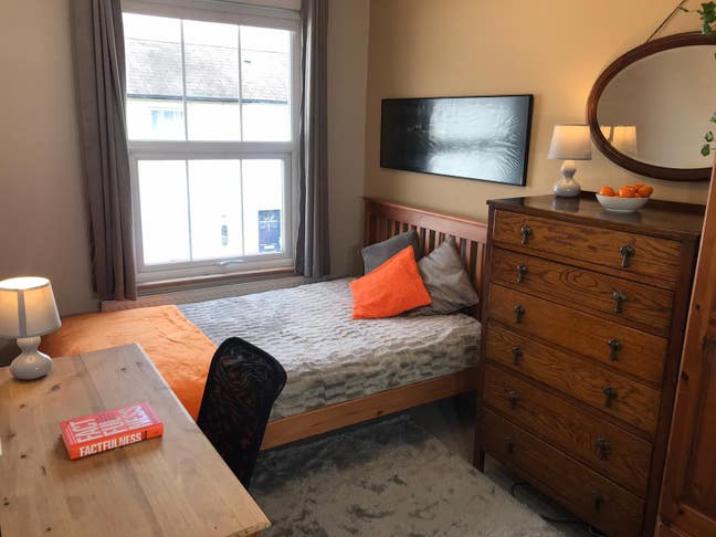 Double room in Epsom,  5 mins from station Main Photo