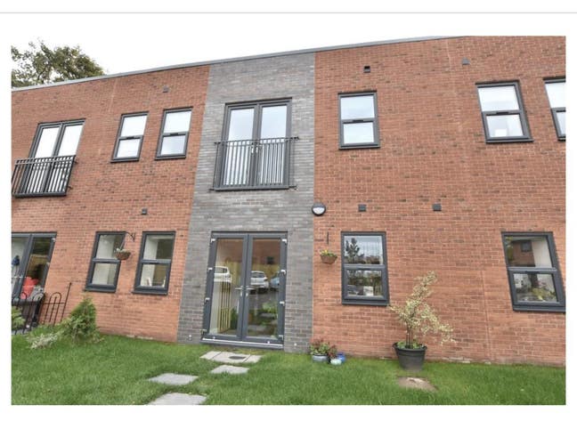 Modern double en-suite room close to city centre Main Photo