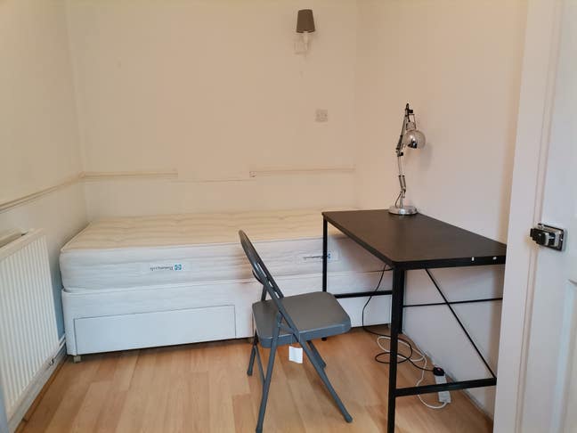 Compact Furnished Single Room (Short Stay) Main Photo