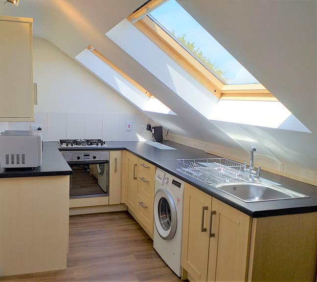 Bright and Spacious Dbl in Ealing Bdwy Main Photo