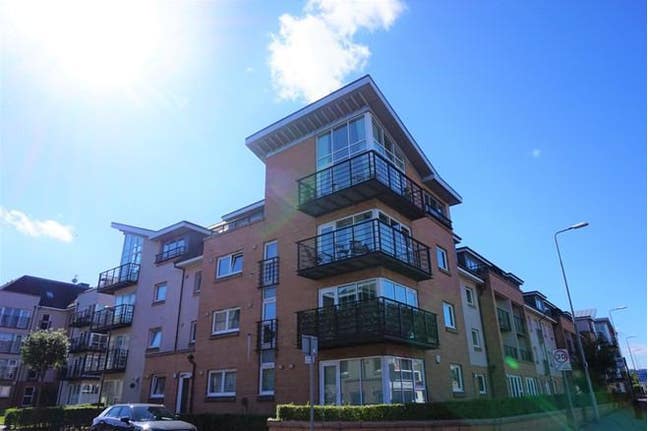 Room for rent - spacious double bedroom Main Photo