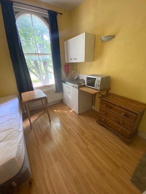 Single bedsit available in Hammersmith Main Photo