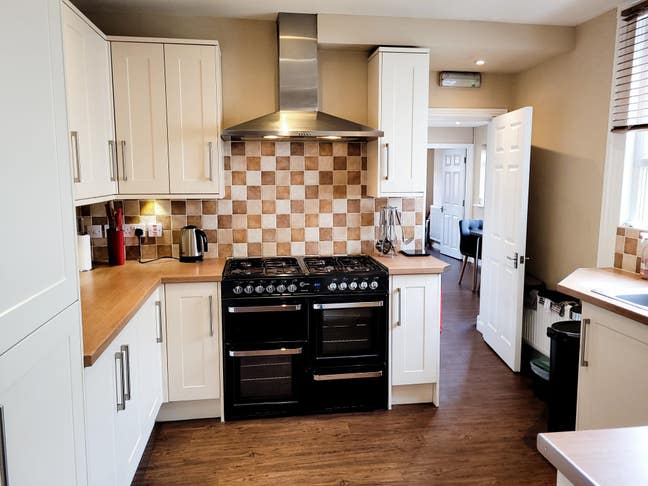 Large Double Ensuite Room Close To Town Main Photo