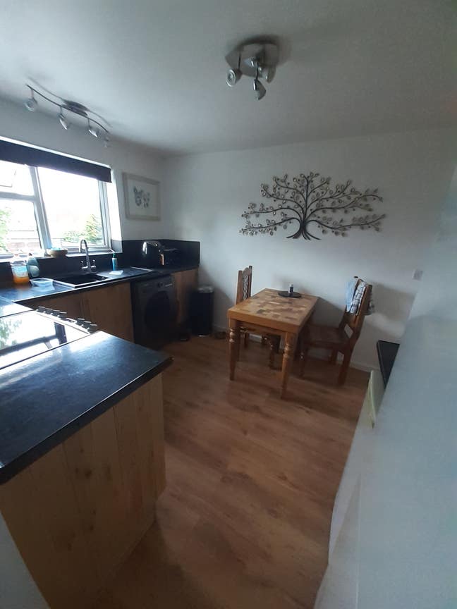 Room to rent shared in shared  massionette  Main Photo