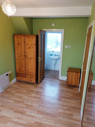 Double room. With en-suite. Central HW. &pound;750 Main Photo