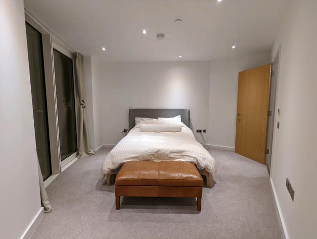 Double room with bathroom next to Barking station  Main Photo