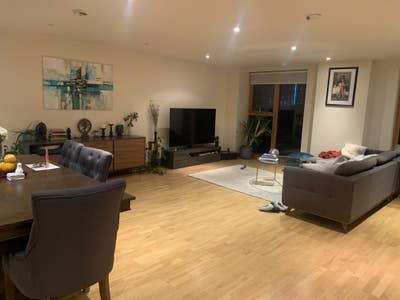 Dbl Room in Spacious Apartment with bathroom Main Photo