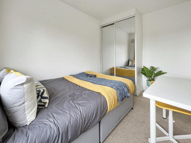 "Fantastic Ensuite Room Close to the A45 and Jlr" Main Photo