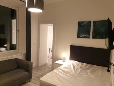 Large, Modern Studio close to transport links Main Photo