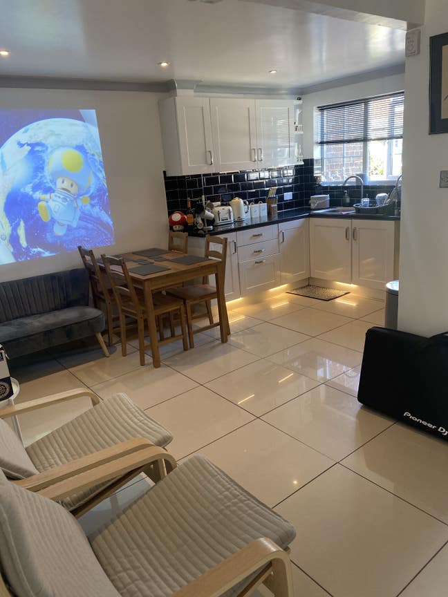 Lovely large rooms in relaxed shared ,cowley Main Photo