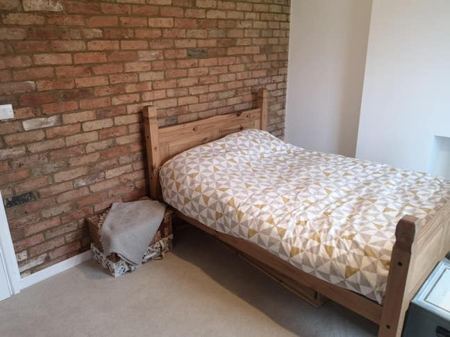 En-suite bedroom 3 minutes from train station  Main Photo