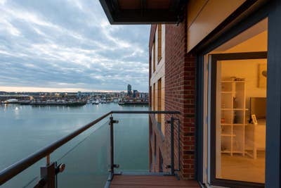 Double Bedroom Centenary Quay (£870 PM) Main Photo