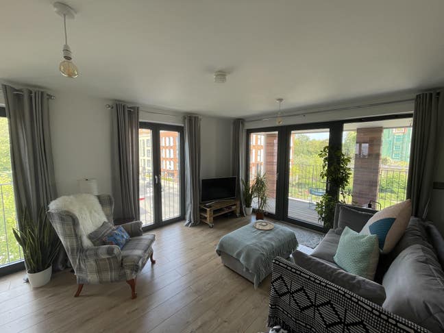 Large Double en-suite room in Oval Main Photo