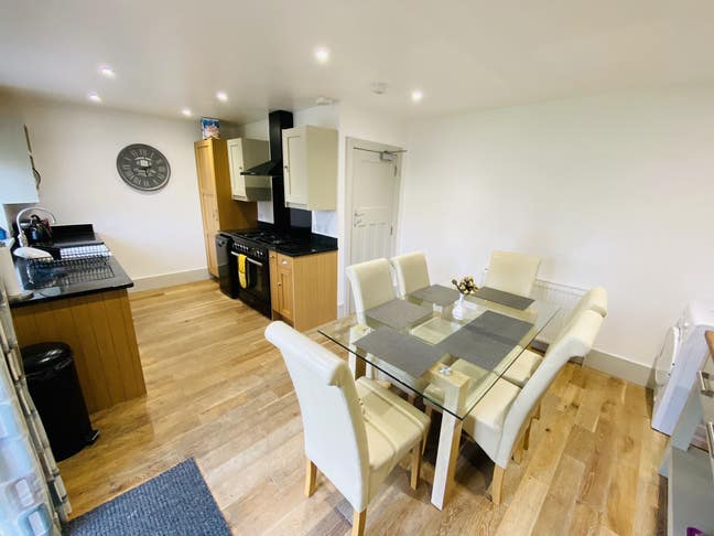 Large En-Suite Room in 5 Bed House Share Main Photo