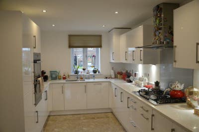 Spacious Double Room in Modern Professional House  Main Photo