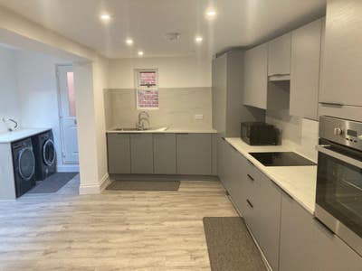 One room Available in house Share York Rd Main Photo