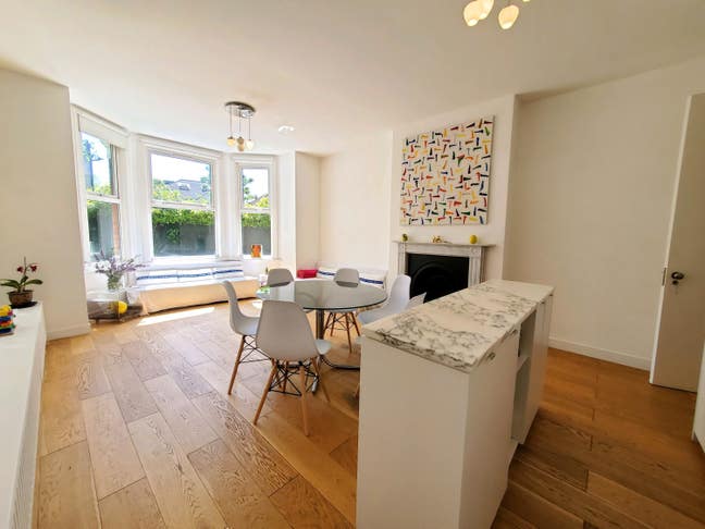 Inclusive of bills : Three bedrooms flat in Willes Main Photo