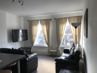 WOW! Newly refurbished 4 bed /2 bath flat in HU5 Main Photo