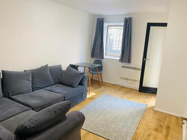 1 Bedroom Flat in Tower Hill  Main Photo