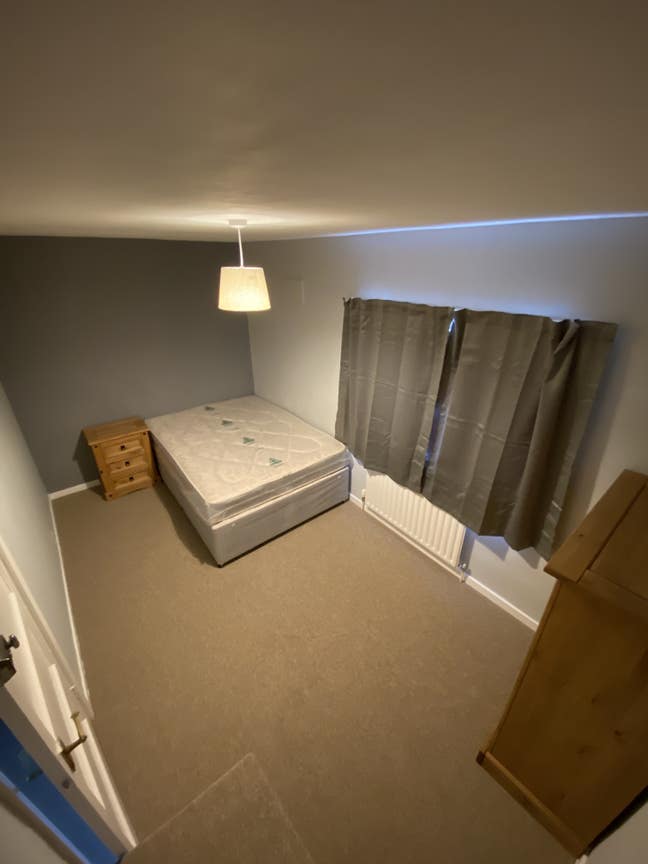 Large double room in newly refurbished house Main Photo