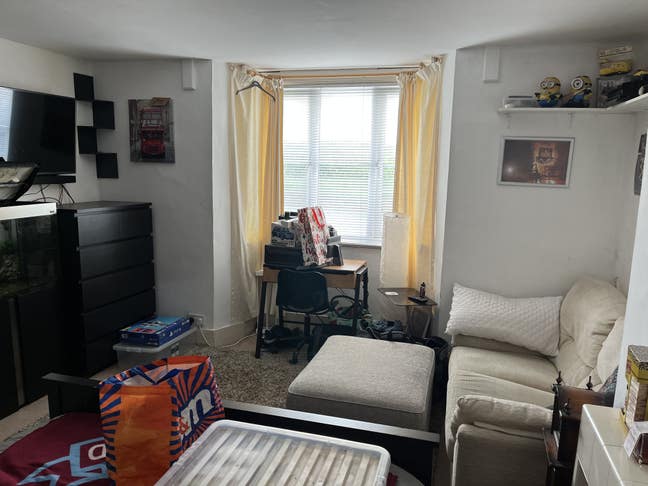 Very large double room ro rent in shared house Main Photo