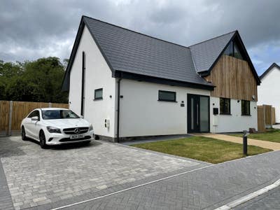 Double bedroom ensuite in ultra modern house Main Photo