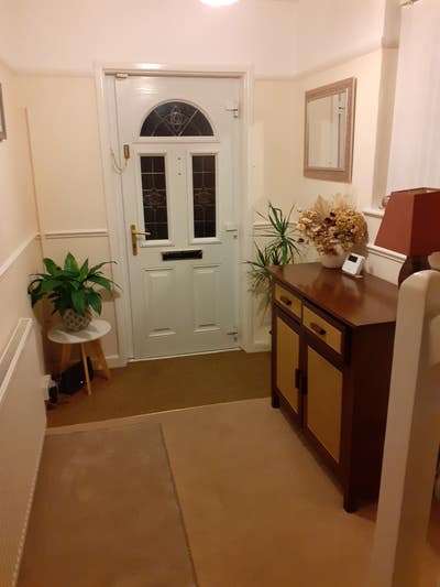 Good size double room for professional female. Main Photo