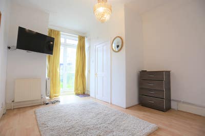 Garden Side Double Room + En suite in Big House. Main Photo