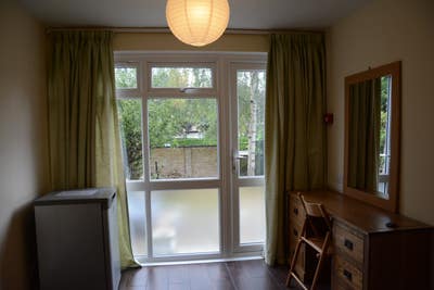 Large room to let in east croydon - couples Main Photo