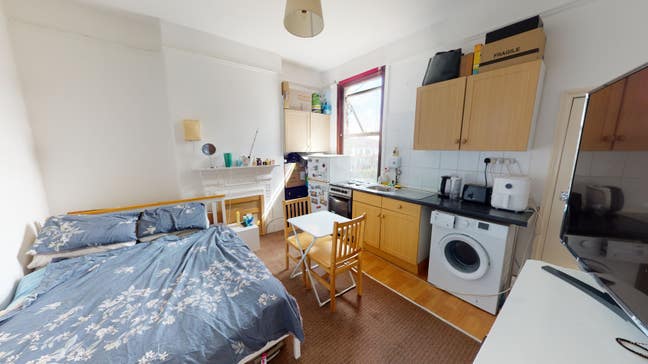 Studio flat to rent in Bowes Park/ Bounds Green Main Photo