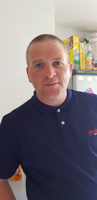 Professional Male seeks 1 single or double rooms Main Photo