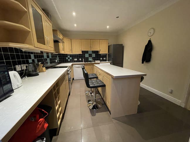 Spacious 3 Bedroom Flat in the West End of Glasgow Main Photo