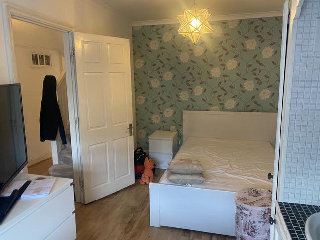 Large Double Room in a Cozy Family Home Main Photo