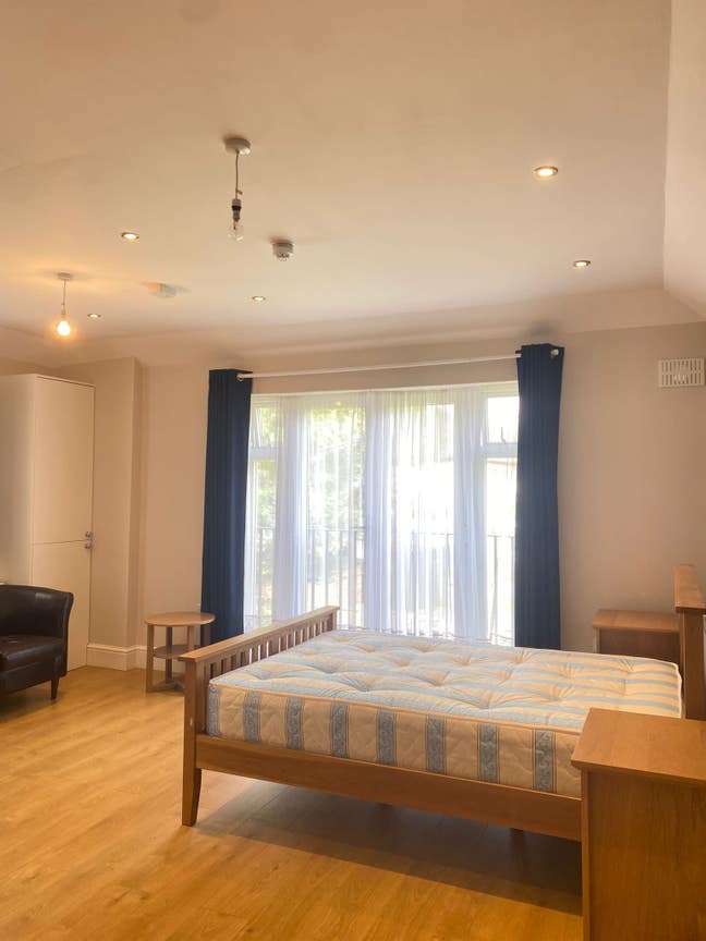 23rd Oct / Spacious  En Suite Double Room  Main Photo