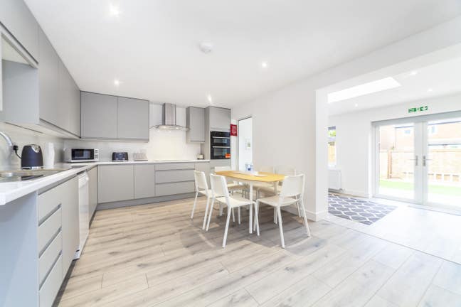 Recently Renovated - Stunning Home - Ensuite Rooms Main Photo