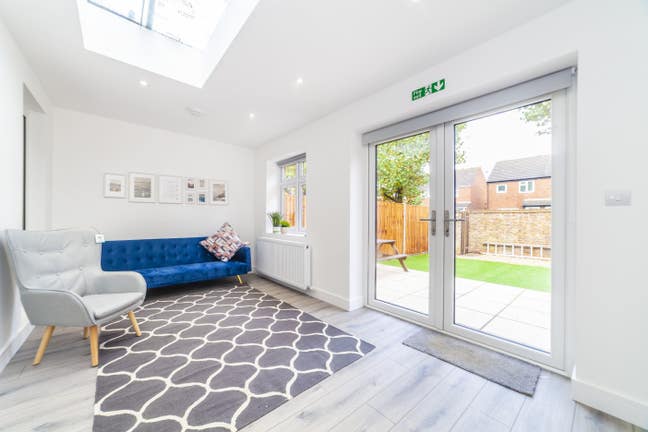 Recently Renovated - Stunning Home - Ensuite Rooms Main Photo