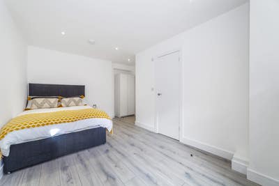 Welcoming Stylish Home with Spacious En‑Suite Room Main Photo