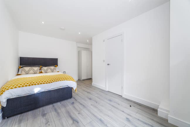Welcoming Stylish Home with Spacious En‑Suite Room Main Photo