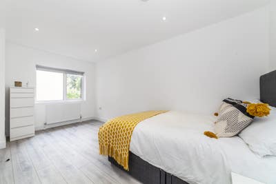 🏡 Stunning Renovated Home • Modern Ensuite Rooms Main Photo