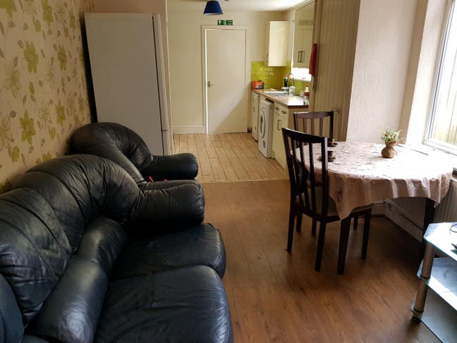 ROOMs TO LET Main Photo