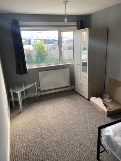 4 bedroom close to town centre and train station Main Photo