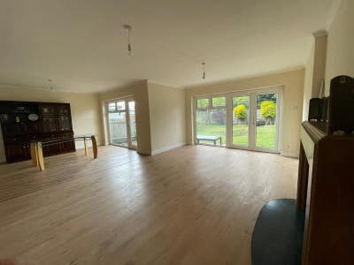 Larger than average Studio with Garden  Main Photo