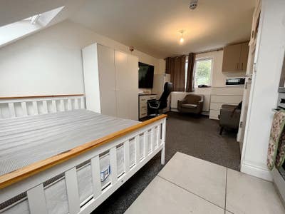 Large Loft Studio 5 Minutes Walk to Hounslow East Main Photo