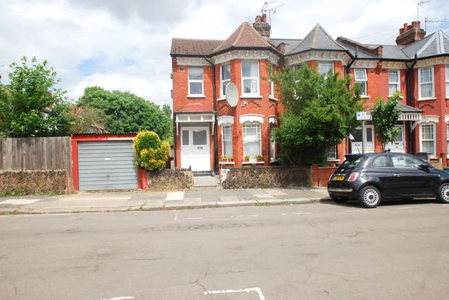 Smart one bedroom flat in a period conversion NW10 Main Photo