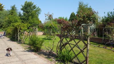 Large double ensuite roo in idyllic country  Main Photo