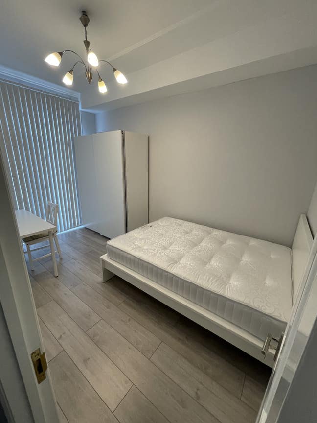 Double Bed room, Ground Floor Flat with Garden Main Photo