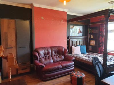 Big bedroom with sink, 6min to Gants Hill Station Main Photo