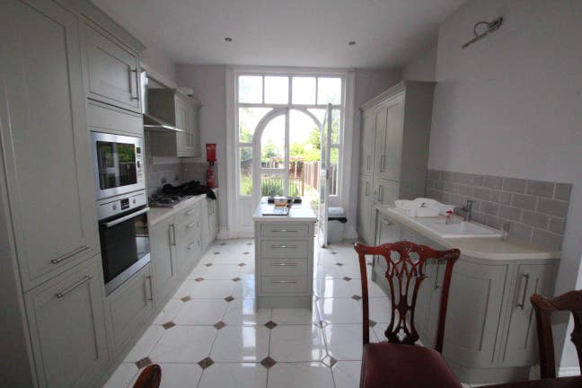 Incredible Property With Large Rooms - London Rd Main Photo