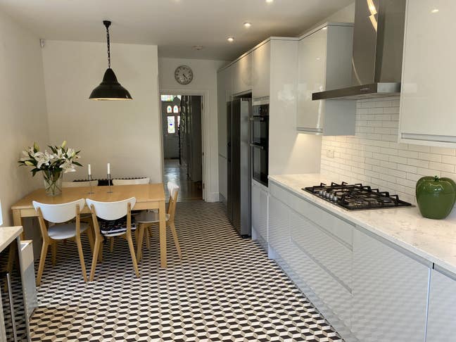 1 or 2 Double rooms/bath in 4bed house Southfields Main Photo
